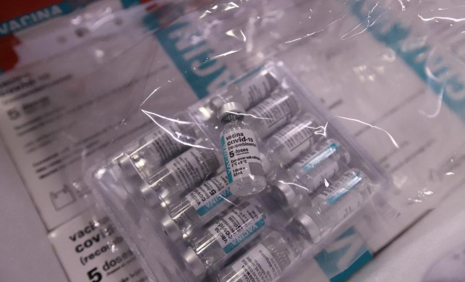 O Governo do Estado recebeu nesta sexta-feira (12), vacinas contra a Covid-19. Os imunizantes sao AstraZeneca/Fiocruz e Pfizer - Curitiba, 12/11/2021 - Foto: Geraldo Bubniak/AEN