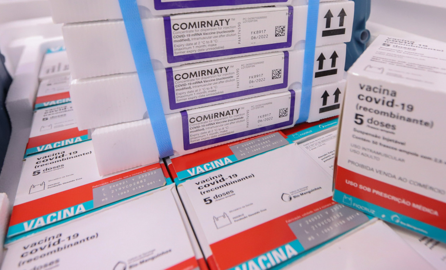 O Governo do Estado recebeu nesta sexta-feira (12), vacinas contra a Covid-19. Os imunizantes sao AstraZeneca/Fiocruz e Pfizer - Curitiba, 12/11/2021 - Foto: Geraldo Bubniak/AEN