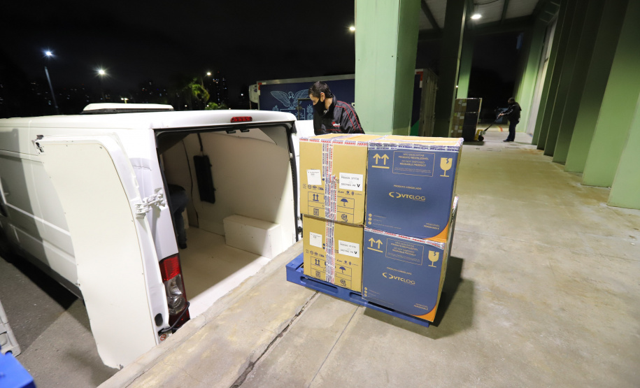 O Governo do Estado recebeu nesta sexta-feira (12), vacinas contra a Covid-19. Os imunizantes sao AstraZeneca/Fiocruz e Pfizer - Curitiba, 12/11/2021 - Foto: Geraldo Bubniak/AEN