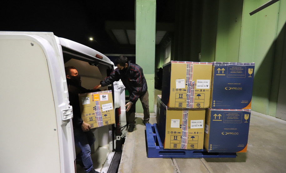 O Governo do Estado recebeu nesta sexta-feira (12), vacinas contra a Covid-19. Os imunizantes sao AstraZeneca/Fiocruz e Pfizer - Curitiba, 12/11/2021 - Foto: Geraldo Bubniak/AEN