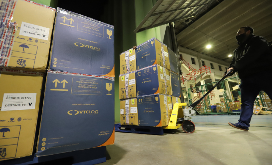 O Governo do Estado recebeu nesta sexta-feira (12), vacinas contra a Covid-19. Os imunizantes sao AstraZeneca/Fiocruz e Pfizer - Curitiba, 12/11/2021 - Foto: Geraldo Bubniak/AEN