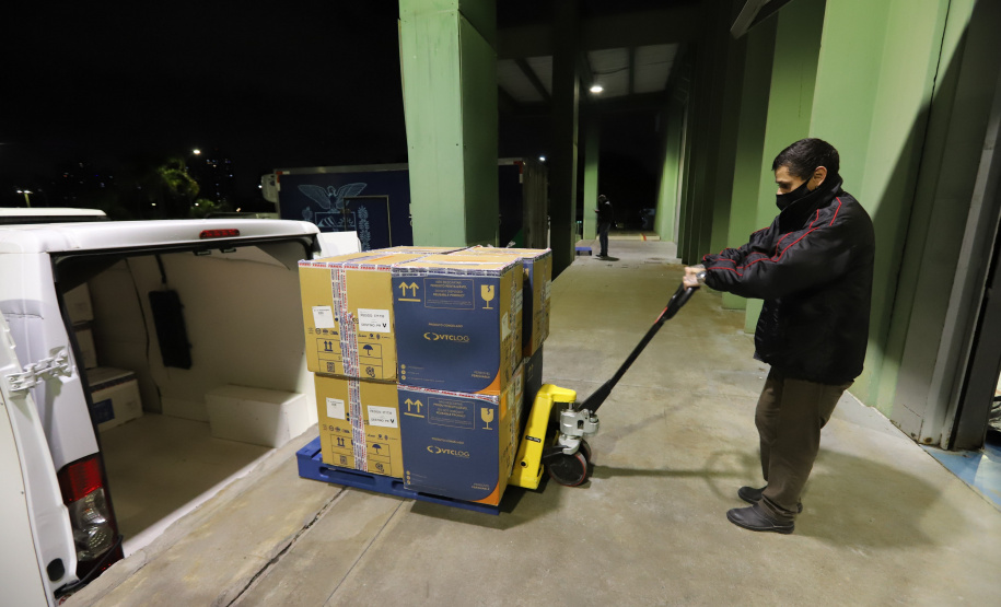 O Governo do Estado recebeu nesta sexta-feira (12), vacinas contra a Covid-19. Os imunizantes sao AstraZeneca/Fiocruz e Pfizer - Curitiba, 12/11/2021 - Foto: Geraldo Bubniak/AEN