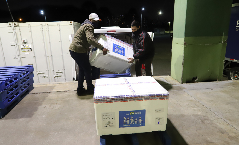 O Governo do Estado recebeu nesta sexta-feira (12), vacinas contra a Covid-19. Os imunizantes sao AstraZeneca/Fiocruz e Pfizer - Curitiba, 12/11/2021 - Foto: Geraldo Bubniak/AEN