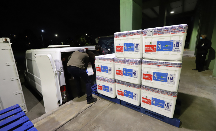 O Governo do Estado recebeu nesta sexta-feira (12), vacinas contra a Covid-19. Os imunizantes sao AstraZeneca/Fiocruz e Pfizer - Curitiba, 12/11/2021 - Foto: Geraldo Bubniak/AEN