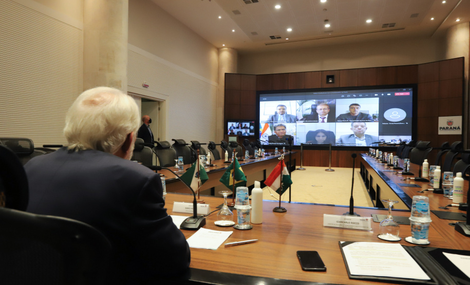 O vice governador Darci Piana e o Diretor Presidente da Invest Paraná, Eduardo Bekin participam nesta terça-feira (16), de Videoconferência com o embaixador da Índia, Suresh Reddy no Palacio Iguaçu.