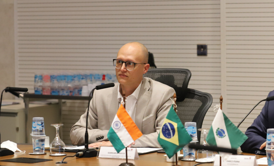 O vice governador Darci Piana e o Diretor Presidente da Invest Paraná, Eduardo Bekin participam nesta terça-feira (16), de Videoconferência com o embaixador da Índia, Suresh Reddy no Palacio Iguaçu.
