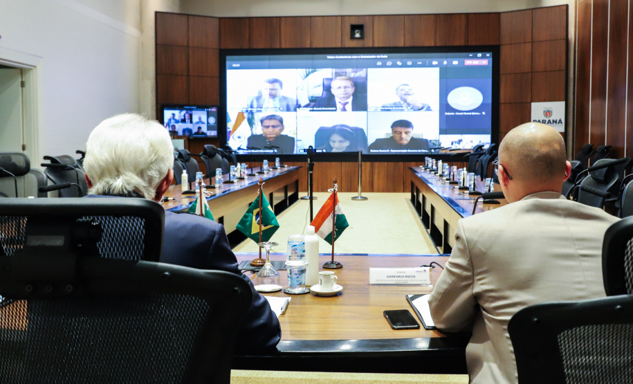 O vice governador Darci Piana e o Diretor Presidente da Invest Paraná, Eduardo Bekin participam nesta terça-feira (16), de Videoconferência com o embaixador da Índia, Suresh Reddy no Palacio Iguaçu.