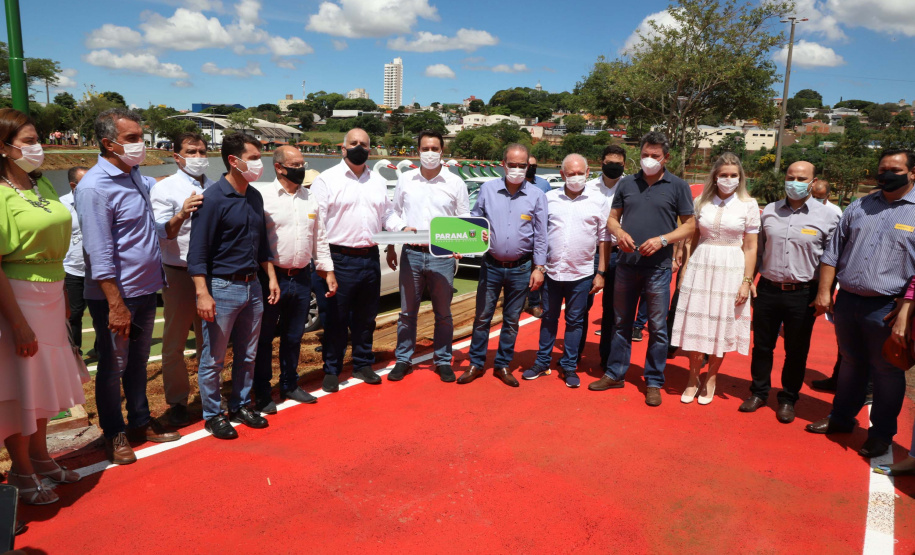 O governador Carlos Massa Ratinho Junior esteve nesta sexta-feira (19) no município de Ivaiporã e confirmou o repasse de R$ 36,1 milhões para obras de infraestrutura urbana e rodoviária. Foto: Ari Dias/AEN
