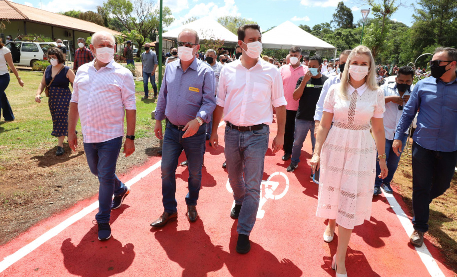 O governador Carlos Massa Ratinho Junior esteve nesta sexta-feira (19) no município de Ivaiporã e confirmou o repasse de R$ 36,1 milhões para obras de infraestrutura urbana e rodoviária. Foto: Ari Dias/AEN