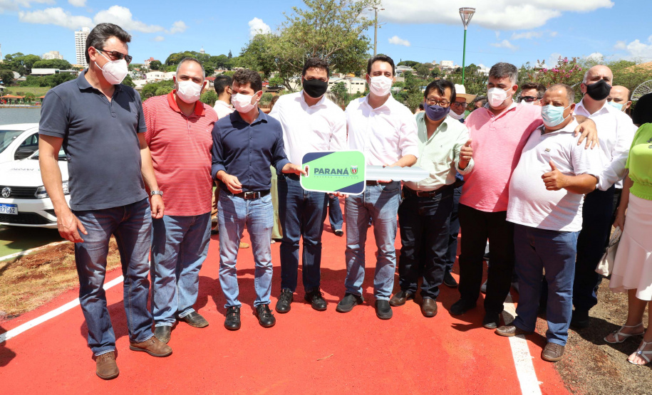 O governador Carlos Massa Ratinho Junior esteve nesta sexta-feira (19) no município de Ivaiporã e confirmou o repasse de R$ 36,1 milhões para obras de infraestrutura urbana e rodoviária. Foto: Ari Dias/AEN