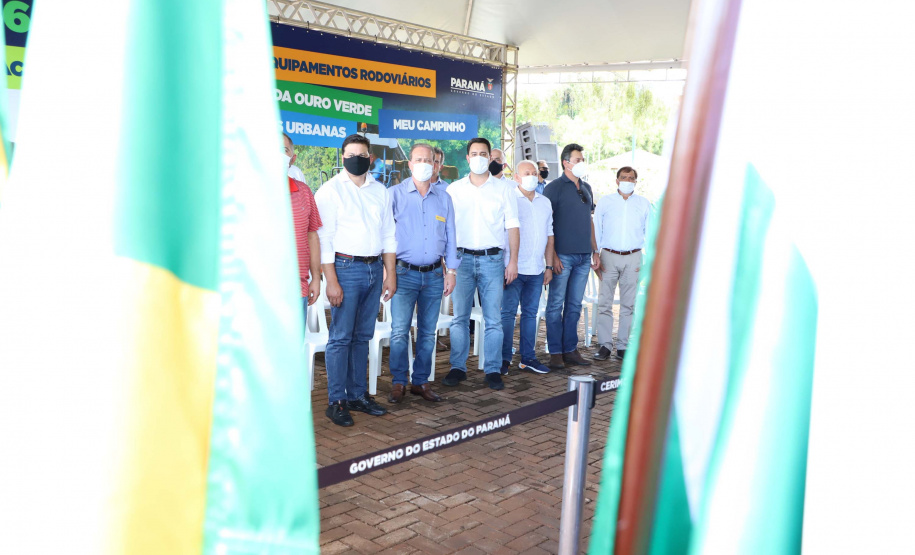 O governador Carlos Massa Ratinho Junior esteve nesta sexta-feira (19) no município de Ivaiporã e confirmou o repasse de R$ 36,1 milhões para obras de infraestrutura urbana e rodoviária. Foto: Ari Dias/AEN