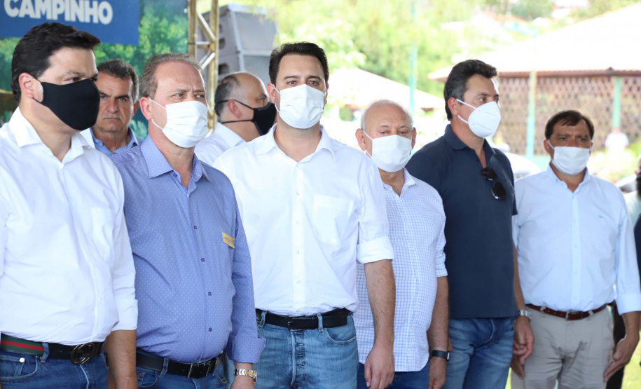 O governador Carlos Massa Ratinho Junior esteve nesta sexta-feira (19) no município de Ivaiporã e confirmou o repasse de R$ 36,1 milhões para obras de infraestrutura urbana e rodoviária. Foto: Ari Dias/AEN