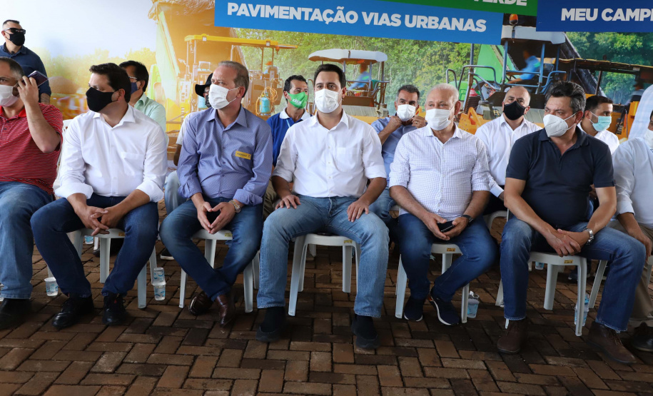 O governador Carlos Massa Ratinho Junior esteve nesta sexta-feira (19) no município de Ivaiporã e confirmou o repasse de R$ 36,1 milhões para obras de infraestrutura urbana e rodoviária. Foto: Ari Dias/AEN