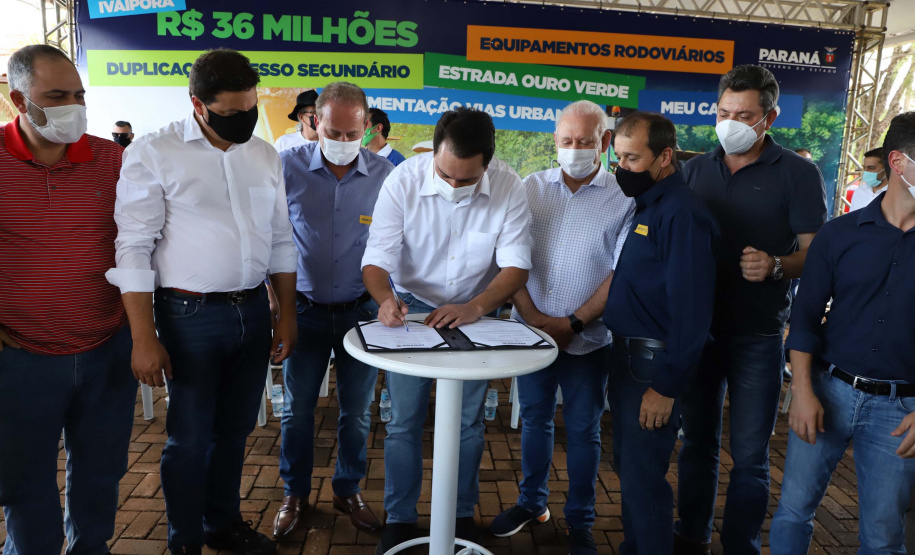 O governador Carlos Massa Ratinho Junior esteve nesta sexta-feira (19) no município de Ivaiporã e confirmou o repasse de R$ 36,1 milhões para obras de infraestrutura urbana e rodoviária. Foto: Ari Dias/AEN
