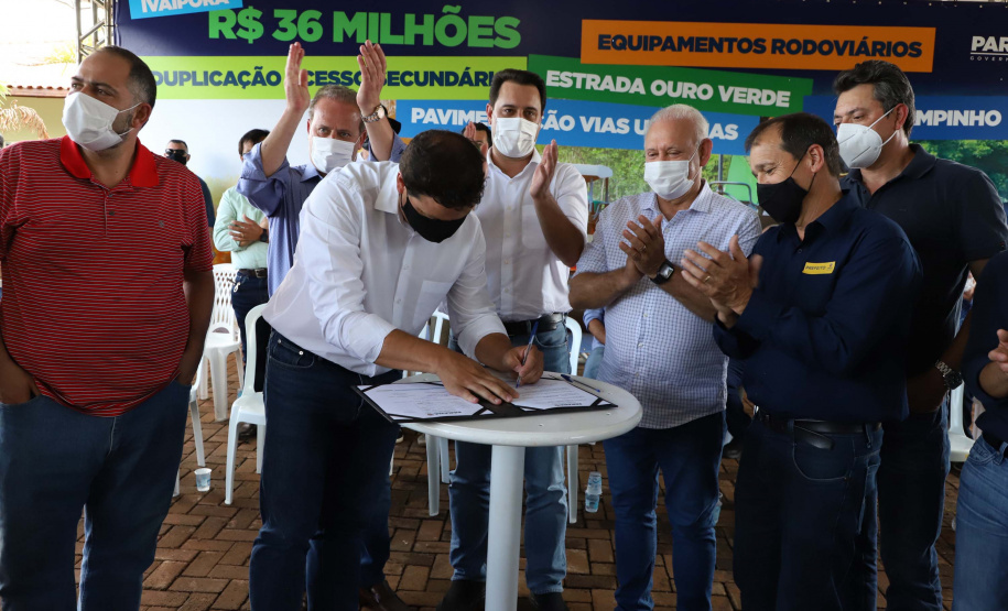 O governador Carlos Massa Ratinho Junior esteve nesta sexta-feira (19) no município de Ivaiporã e confirmou o repasse de R$ 36,1 milhões para obras de infraestrutura urbana e rodoviária. Foto: Ari Dias/AEN