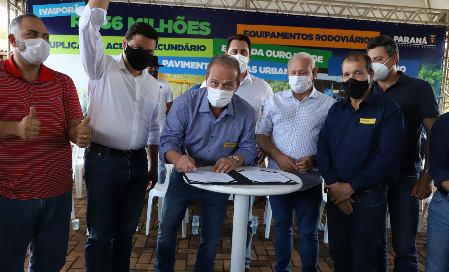 O governador Carlos Massa Ratinho Junior esteve nesta sexta-feira (19) no município de Ivaiporã e confirmou o repasse de R$ 36,1 milhões para obras de infraestrutura urbana e rodoviária. Foto: Ari Dias/AEN