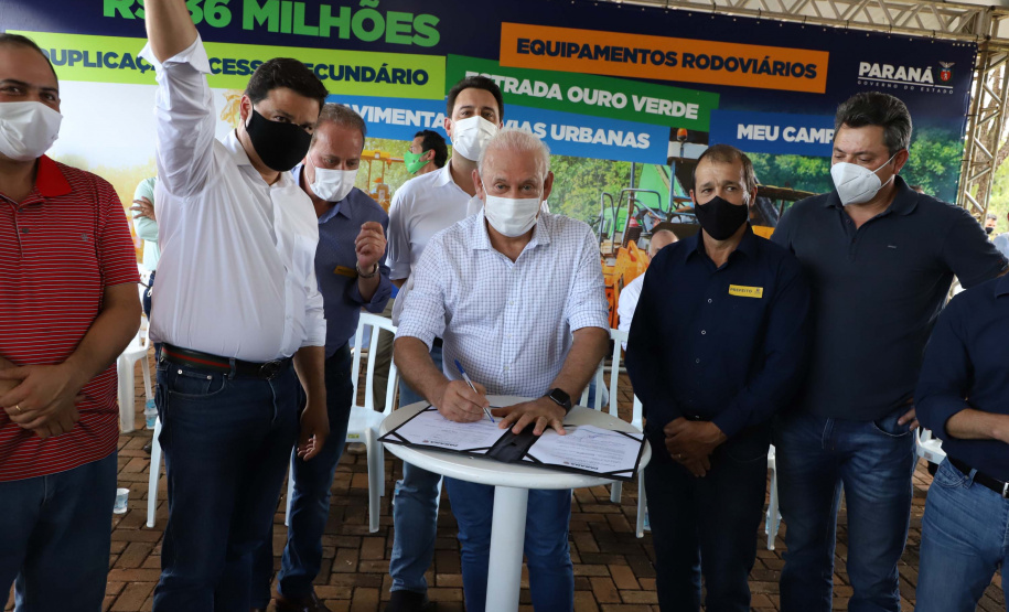 O governador Carlos Massa Ratinho Junior esteve nesta sexta-feira (19) no município de Ivaiporã e confirmou o repasse de R$ 36,1 milhões para obras de infraestrutura urbana e rodoviária. Foto: Ari Dias/AEN