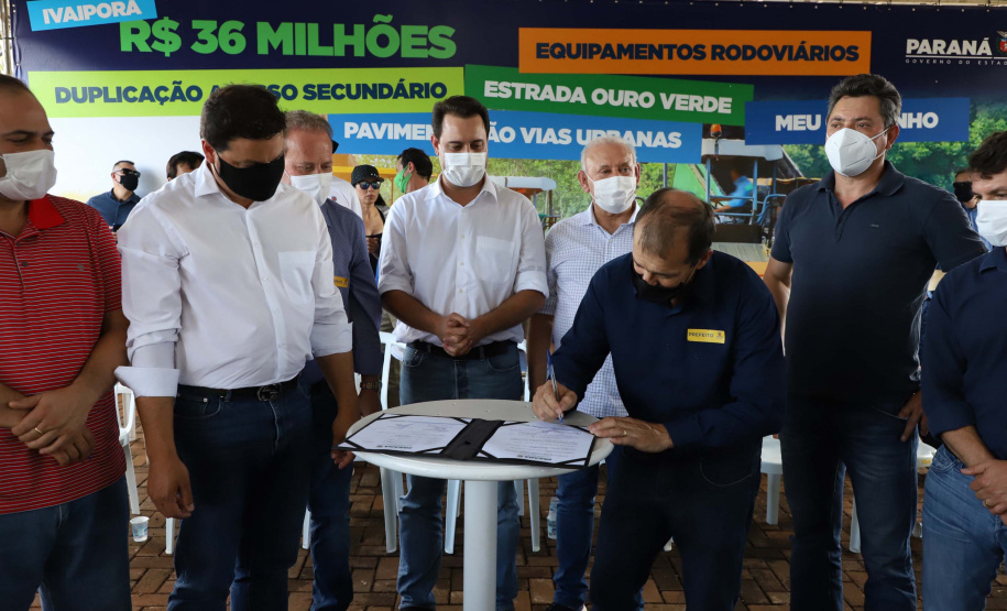 O governador Carlos Massa Ratinho Junior esteve nesta sexta-feira (19) no município de Ivaiporã e confirmou o repasse de R$ 36,1 milhões para obras de infraestrutura urbana e rodoviária. Foto: Ari Dias/AEN