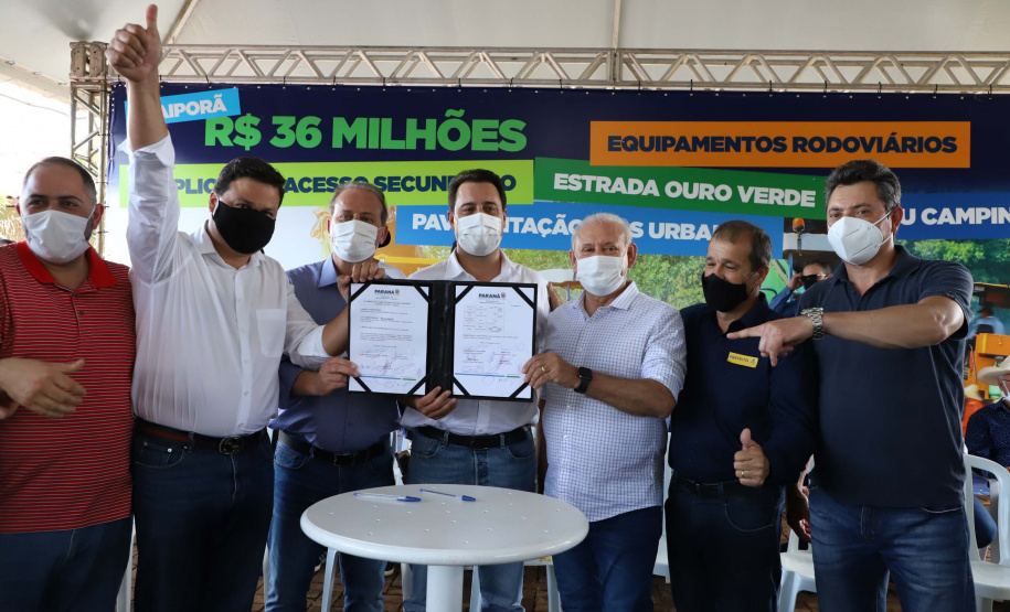 O governador Carlos Massa Ratinho Junior esteve nesta sexta-feira (19) no município de Ivaiporã e confirmou o repasse de R$ 36,1 milhões para obras de infraestrutura urbana e rodoviária. Foto: Ari Dias/AEN