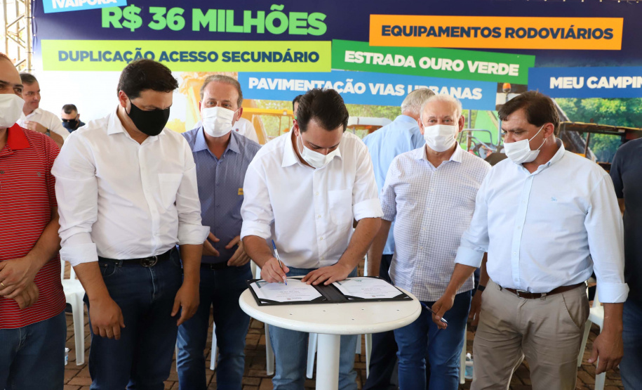O governador Carlos Massa Ratinho Junior esteve nesta sexta-feira (19) no município de Ivaiporã e confirmou o repasse de R$ 36,1 milhões para obras de infraestrutura urbana e rodoviária. Foto: Ari Dias/AEN