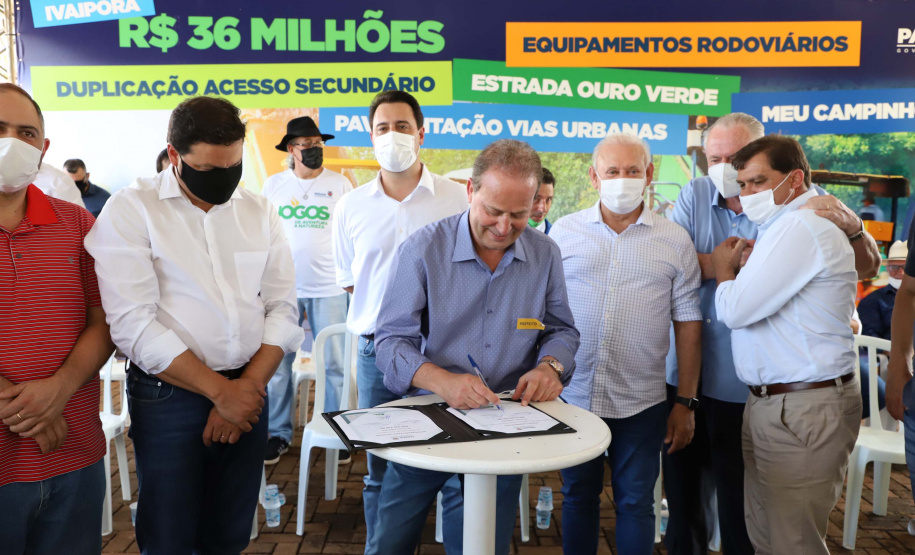 O governador Carlos Massa Ratinho Junior esteve nesta sexta-feira (19) no município de Ivaiporã e confirmou o repasse de R$ 36,1 milhões para obras de infraestrutura urbana e rodoviária. Foto: Ari Dias/AEN