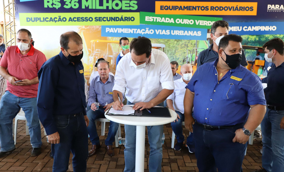 O governador Carlos Massa Ratinho Junior esteve nesta sexta-feira (19) no município de Ivaiporã e confirmou o repasse de R$ 36,1 milhões para obras de infraestrutura urbana e rodoviária. Foto: Ari Dias/AEN