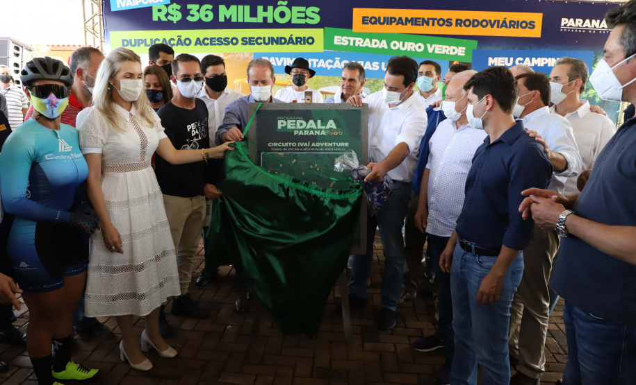 O governador Carlos Massa Ratinho Junior esteve nesta sexta-feira (19) no município de Ivaiporã e confirmou o repasse de R$ 36,1 milhões para obras de infraestrutura urbana e rodoviária. Foto: Ari Dias/AEN