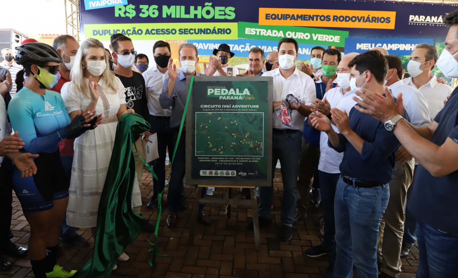 O governador Carlos Massa Ratinho Junior esteve nesta sexta-feira (19) no município de Ivaiporã e confirmou o repasse de R$ 36,1 milhões para obras de infraestrutura urbana e rodoviária. Foto: Ari Dias/AEN