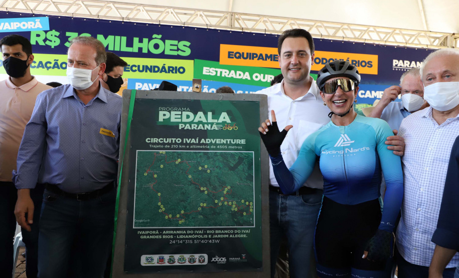 O governador Carlos Massa Ratinho Junior esteve nesta sexta-feira (19) no município de Ivaiporã e confirmou o repasse de R$ 36,1 milhões para obras de infraestrutura urbana e rodoviária. Foto: Ari Dias/AEN