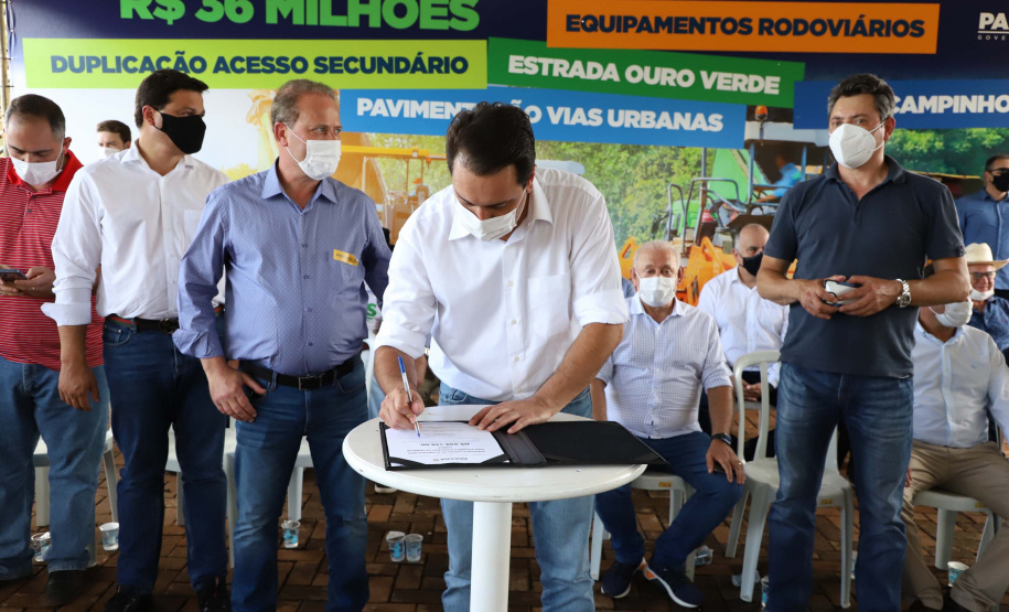 O governador Carlos Massa Ratinho Junior esteve nesta sexta-feira (19) no município de Ivaiporã e confirmou o repasse de R$ 36,1 milhões para obras de infraestrutura urbana e rodoviária. Foto: Ari Dias/AEN