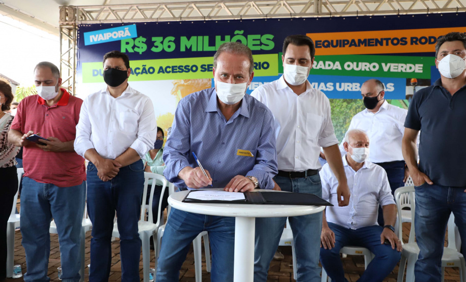 O governador Carlos Massa Ratinho Junior esteve nesta sexta-feira (19) no município de Ivaiporã e confirmou o repasse de R$ 36,1 milhões para obras de infraestrutura urbana e rodoviária. Foto: Ari Dias/AEN
