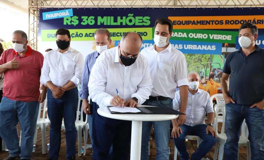 O governador Carlos Massa Ratinho Junior esteve nesta sexta-feira (19) no município de Ivaiporã e confirmou o repasse de R$ 36,1 milhões para obras de infraestrutura urbana e rodoviária. Foto: Ari Dias/AEN