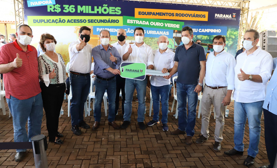 O governador Carlos Massa Ratinho Junior esteve nesta sexta-feira (19) no município de Ivaiporã e confirmou o repasse de R$ 36,1 milhões para obras de infraestrutura urbana e rodoviária. Foto: Ari Dias/AEN