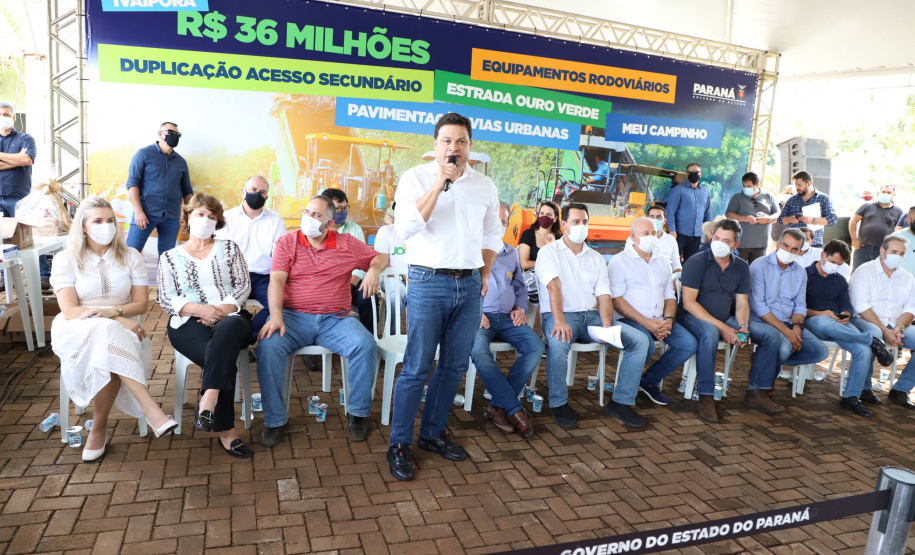 O governador Carlos Massa Ratinho Junior esteve nesta sexta-feira (19) no município de Ivaiporã e confirmou o repasse de R$ 36,1 milhões para obras de infraestrutura urbana e rodoviária. Foto: Ari Dias/AEN
