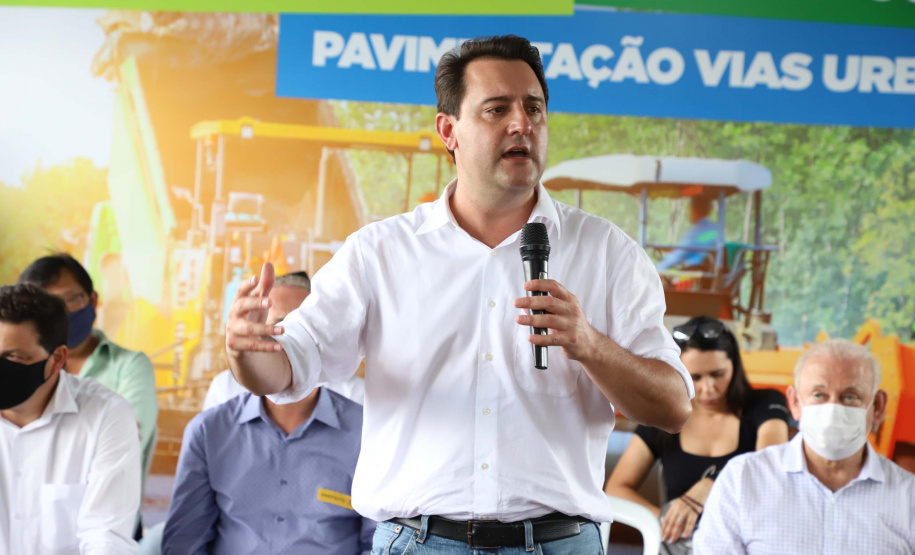 O governador Carlos Massa Ratinho Junior esteve nesta sexta-feira (19) no município de Ivaiporã e confirmou o repasse de R$ 36,1 milhões para obras de infraestrutura urbana e rodoviária. Foto: Ari Dias/AEN