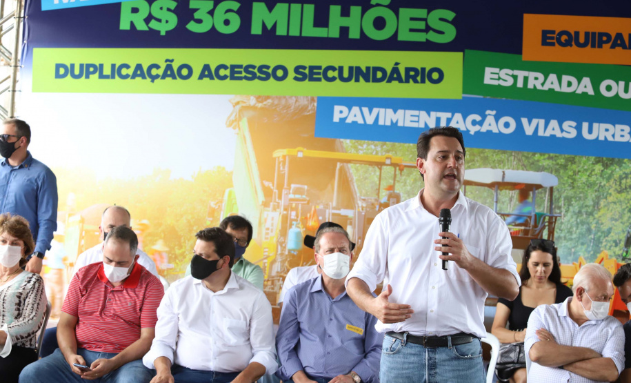 O governador Carlos Massa Ratinho Junior esteve nesta sexta-feira (19) no município de Ivaiporã e confirmou o repasse de R$ 36,1 milhões para obras de infraestrutura urbana e rodoviária. Foto: Ari Dias/AEN
