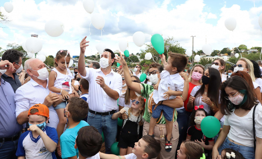 O governador Carlos Massa Ratinho Junior esteve nesta sexta-feira (19) no município de Ivaiporã e confirmou o repasse de R$ 36,1 milhões para obras de infraestrutura urbana e rodoviária. Foto: Ari Dias/AEN
