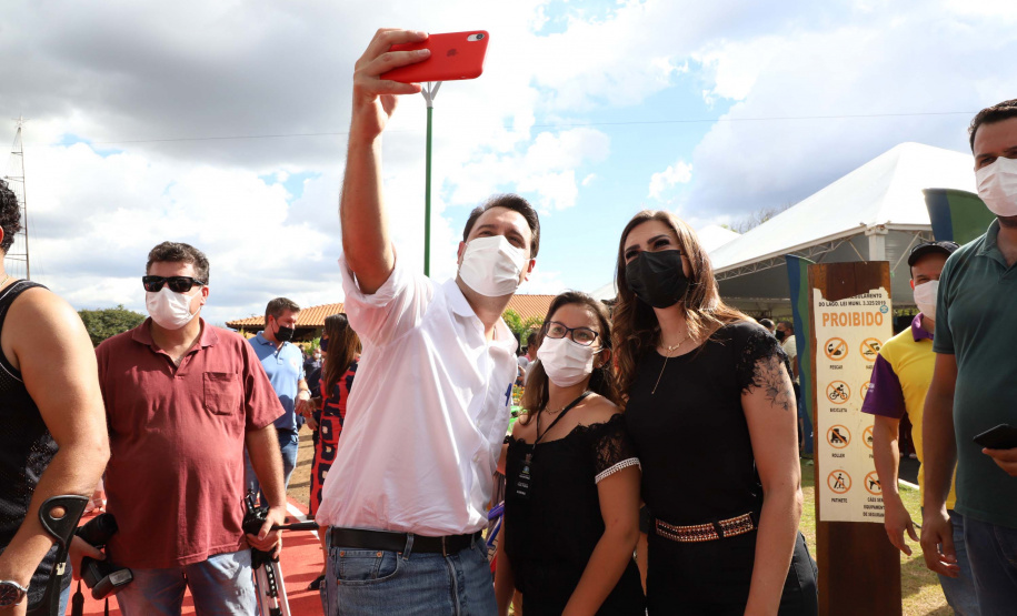 O governador Carlos Massa Ratinho Junior esteve nesta sexta-feira (19) no município de Ivaiporã e confirmou o repasse de R$ 36,1 milhões para obras de infraestrutura urbana e rodoviária. Foto: Ari Dias/AEN