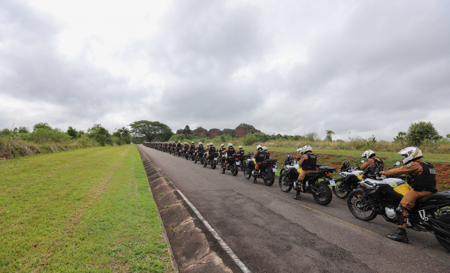 O governador Carlos Massa Ratinho Junior e o Secretário da Segurança Pública, Romulo Marinho Soares, entregam nesta sexta-feira (19), à Polícia Militar do Paraná 155 novas motocicletas, modelo BMW, que incluem capacetes, EPIs e rádios comunicadores, no Parque Estadual Vila Velha, em Ponta Grossa.19/11/2021 - Foto: Jonathan Campos