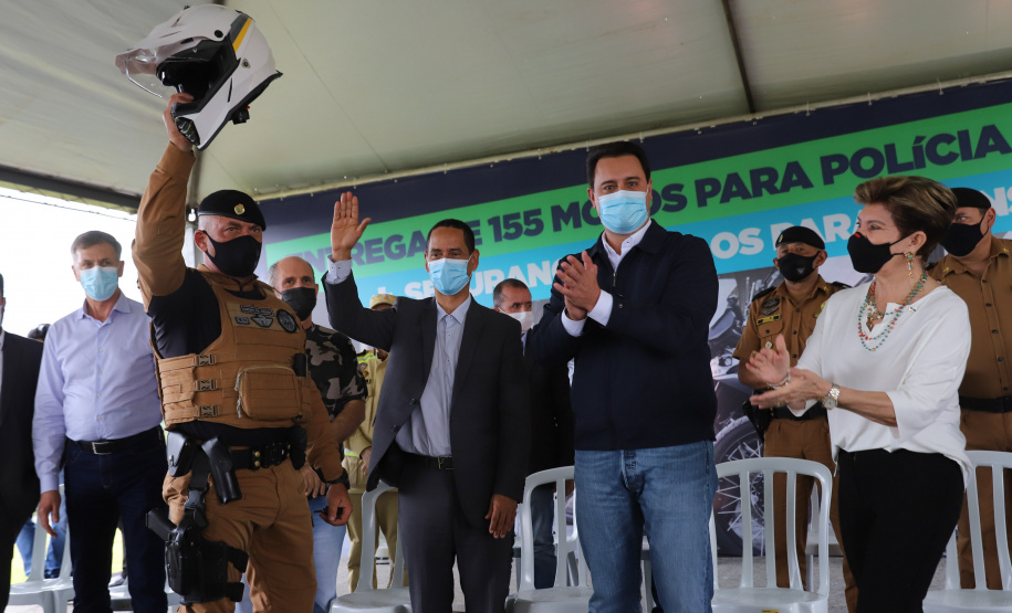 O governador Carlos Massa Ratinho Junior e o Secretário da Segurança Pública, Romulo Marinho Soares, entregam nesta sexta-feira (19), à Polícia Militar do Paraná 155 novas motocicletas, modelo BMW, que incluem capacetes, EPIs e rádios comunicadores, no Parque Estadual Vila Velha, em Ponta Grossa.19/11/2021 - Foto: Jonathan Campos