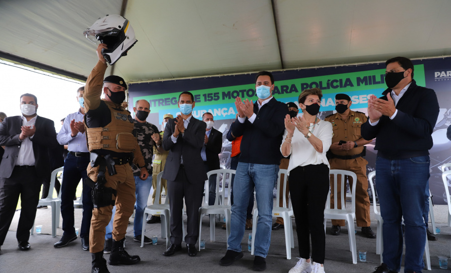 O governador Carlos Massa Ratinho Junior e o Secretário da Segurança Pública, Romulo Marinho Soares, entregam nesta sexta-feira (19), à Polícia Militar do Paraná 155 novas motocicletas, modelo BMW, que incluem capacetes, EPIs e rádios comunicadores, no Parque Estadual Vila Velha, em Ponta Grossa.19/11/2021 - Foto: Jonathan Campos