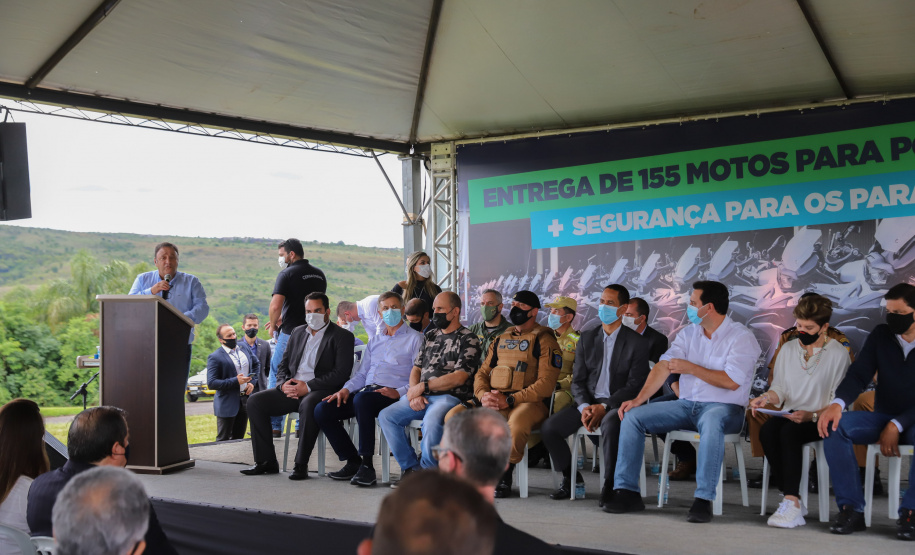 O governador Carlos Massa Ratinho Junior e o Secretário da Segurança Pública, Romulo Marinho Soares, entregam nesta sexta-feira (19), à Polícia Militar do Paraná 155 novas motocicletas, modelo BMW, que incluem capacetes, EPIs e rádios comunicadores, no Parque Estadual Vila Velha, em Ponta Grossa.19/11/2021 - Foto: Jonathan Campos
