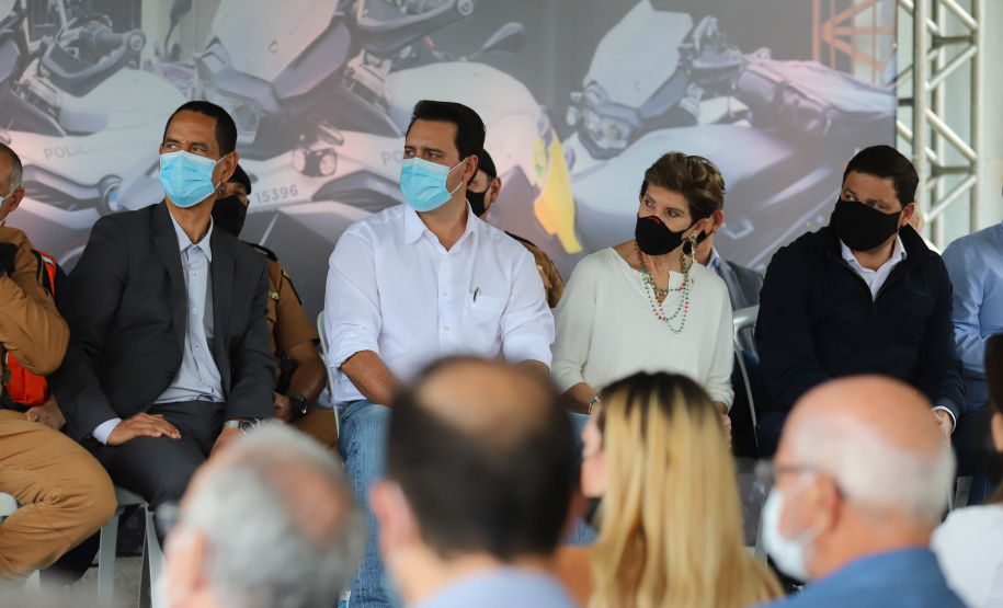 O governador Carlos Massa Ratinho Junior e o Secretário da Segurança Pública, Romulo Marinho Soares, entregam nesta sexta-feira (19), à Polícia Militar do Paraná 155 novas motocicletas, modelo BMW, que incluem capacetes, EPIs e rádios comunicadores, no Parque Estadual Vila Velha, em Ponta Grossa.19/11/2021 - Foto: Jonathan Campos