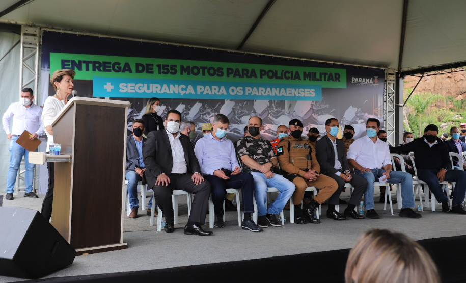 O governador Carlos Massa Ratinho Junior e o Secretário da Segurança Pública, Romulo Marinho Soares, entregam nesta sexta-feira (19), à Polícia Militar do Paraná 155 novas motocicletas, modelo BMW, que incluem capacetes, EPIs e rádios comunicadores, no Parque Estadual Vila Velha, em Ponta Grossa.19/11/2021 - Foto: Jonathan Campos