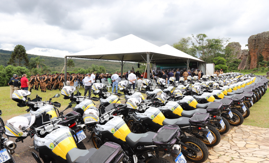 O governador Carlos Massa Ratinho Junior e o Secretário da Segurança Pública, Romulo Marinho Soares, entregam nesta sexta-feira (19), à Polícia Militar do Paraná 155 novas motocicletas, modelo BMW, que incluem capacetes, EPIs e rádios comunicadores, no Parque Estadual Vila Velha, em Ponta Grossa.19/11/2021 - Foto: Jonathan Campos