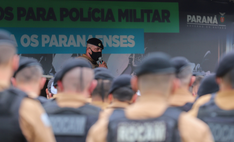 O governador Carlos Massa Ratinho Junior e o Secretário da Segurança Pública, Romulo Marinho Soares, entregam nesta sexta-feira (19), à Polícia Militar do Paraná 155 novas motocicletas, modelo BMW, que incluem capacetes, EPIs e rádios comunicadores, no Parque Estadual Vila Velha, em Ponta Grossa.19/11/2021 - Foto: Jonathan Campos