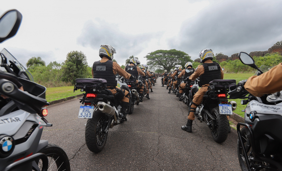O governador Carlos Massa Ratinho Junior e o Secretário da Segurança Pública, Romulo Marinho Soares, entregam nesta sexta-feira (19), à Polícia Militar do Paraná 155 novas motocicletas, modelo BMW, que incluem capacetes, EPIs e rádios comunicadores, no Parque Estadual Vila Velha, em Ponta Grossa.19/11/2021 - Foto: Jonathan Campos