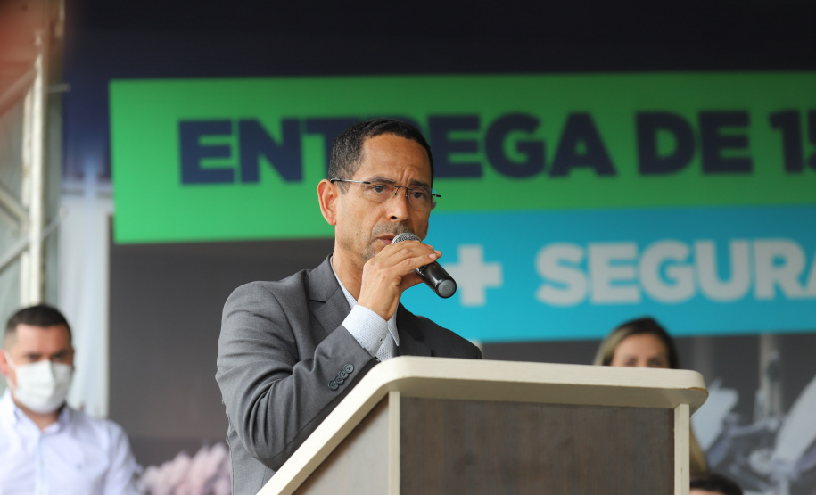 O governador Carlos Massa Ratinho Junior e o Secretário da Segurança Pública, Romulo Marinho Soares, entregam nesta sexta-feira (19), à Polícia Militar do Paraná 155 novas motocicletas, modelo BMW, que incluem capacetes, EPIs e rádios comunicadores, no Parque Estadual Vila Velha, em Ponta Grossa.19/11/2021 - Foto: Jonathan Campos