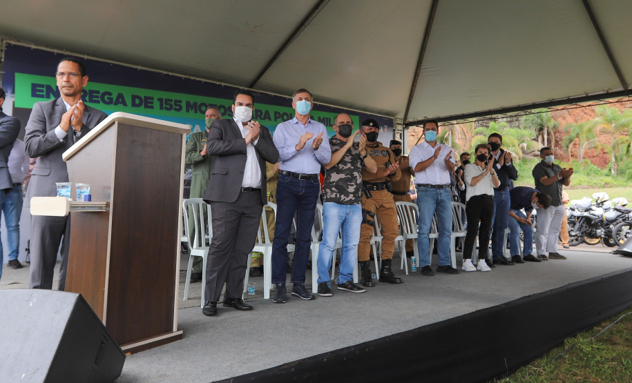 O governador Carlos Massa Ratinho Junior e o Secretário da Segurança Pública, Romulo Marinho Soares, entregam nesta sexta-feira (19), à Polícia Militar do Paraná 155 novas motocicletas, modelo BMW, que incluem capacetes, EPIs e rádios comunicadores, no Parque Estadual Vila Velha, em Ponta Grossa.19/11/2021 - Foto: Jonathan Campos