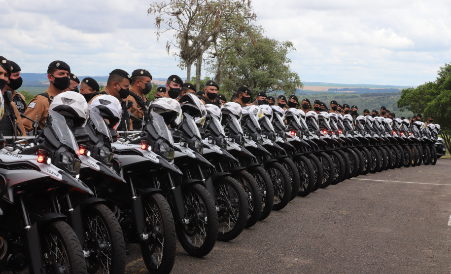 O governador Carlos Massa Ratinho Junior e o Secretário da Segurança Pública, Romulo Marinho Soares, entregam nesta sexta-feira (19), à Polícia Militar do Paraná 155 novas motocicletas, modelo BMW, que incluem capacetes, EPIs e rádios comunicadores, no Parque Estadual Vila Velha, em Ponta Grossa.19/11/2021 - Foto: Jonathan Campos